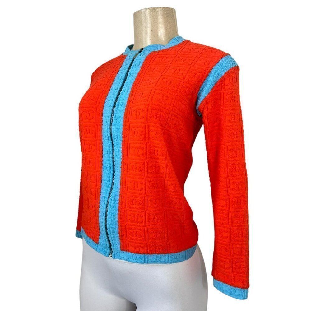 Rihanna in Rare Vintage CHANEL CC Logo Cropped Long Sleeve Sweater Jacke… - Picture 9 of 17